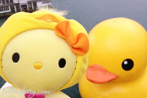 Hello Kitty Ugly Duckling With Giant Rubber Duck Small