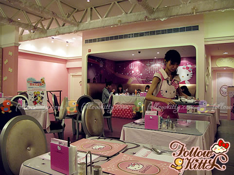 Cute Hello Kitty Apron on Waitress (Hello Kitty Sweets Café)