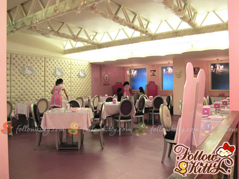 Only standard chairs and tables on the first floor! -_-b (Hello Kitty Sweets Café)