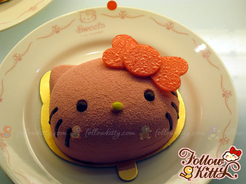 Vanilla-flavored HK Strawberry Mousse Cake (Hello Kitty Sweets)