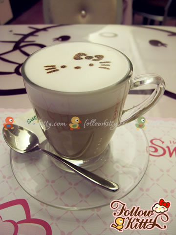 Smiling Kitty on My Delicious Latte Macchiato (Hello Kitty Sweets Café)