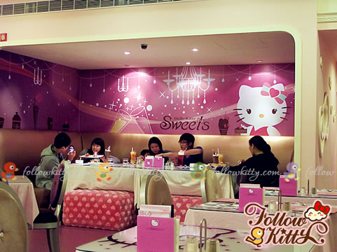 Hello Kitty Sweets的大海報和長Couch