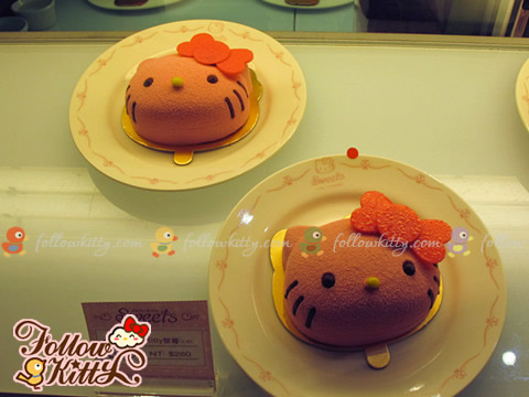 Vanilla-flavored HK Strawberry Mousse Cake (Hello Kitty Sweets)