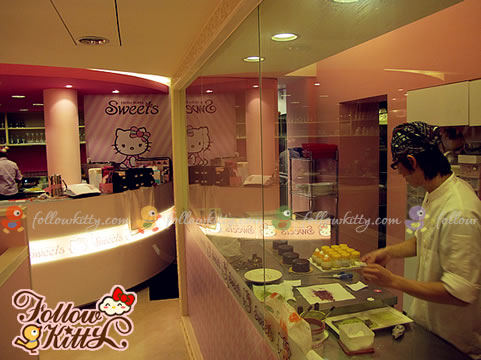 Working Area for Decorating Cakes (Hello Kitty Sweets Café)