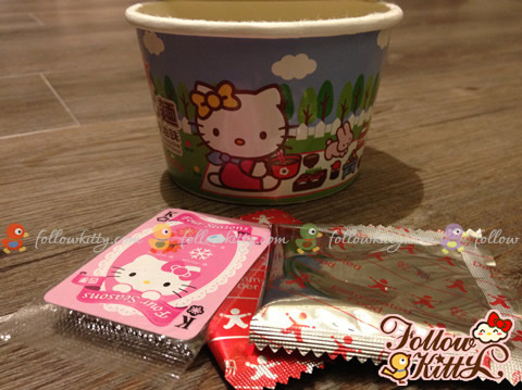 Hello Kitty迷你點心杯麵 - 遊戲卡和調味包