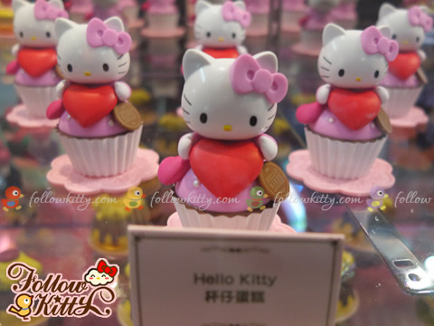 Hello Kitty in 7-Eleven Hello Kitty & Friends Sweet Delight Display