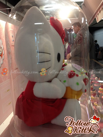 Hello Kitty公仔的側面，草莓蛋糕好像很好吃呢！