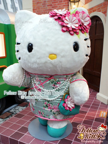 Hello Kitty在鐘樓和九廣鐵路站旁﹣朗豪坊“Hello Kitty走過獅子山下”