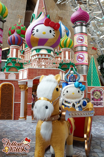 扮成俄羅斯傳統聖誕老人的Hello Kitty坐在馬拉雪橇上﹣朗豪坊俄羅斯展覽