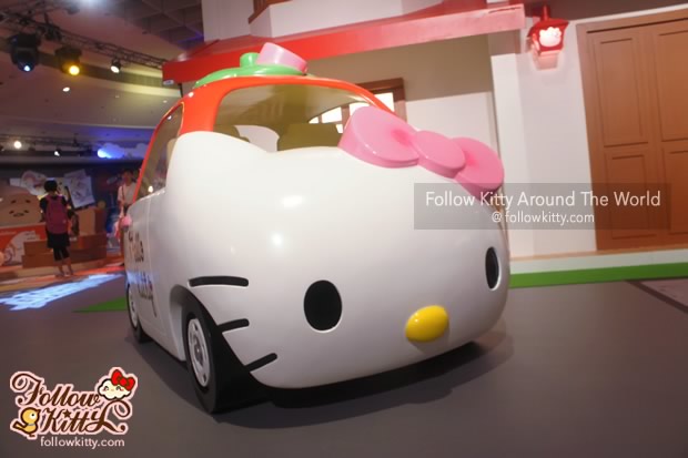 Hello Kitty Tomica Car