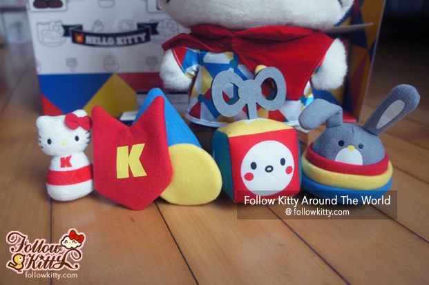 The small accessories are hidden under Hello Kitty’s feet
